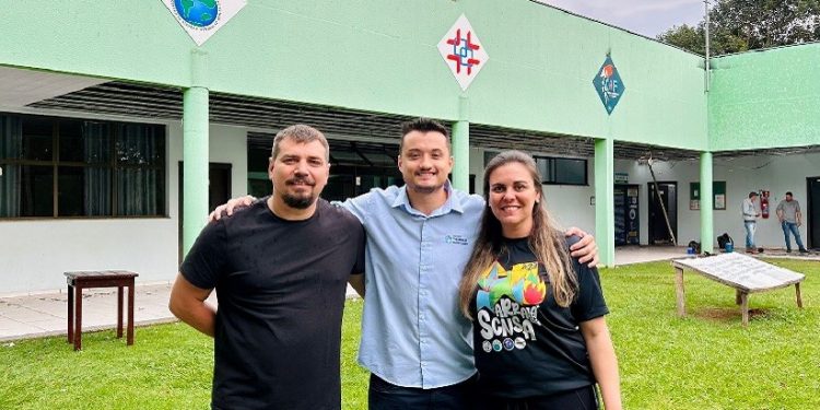 O sócio-proprietário do Wonder Park, Jin Petrycoski, ladeado pelo coordenador do CAIA, Jacson Henrique Gatelli e da coordenadora do Centro de Aprendizagem e Formação (CAF), Thais Ghisi Mehl