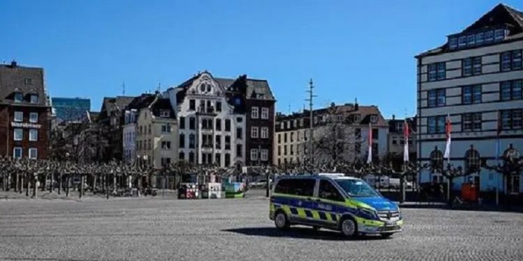Ruas vazias em Dusseldorf, na Alemanha: pacote faz frente a queda na economia Sascha Steinbach / EFE-EPA - 23.3.2020 Ruas vazias em Dusseldorf, na Alemanha: pacote faz frente a queda na economia Sascha Steinbach / EFE-EPA - 23.3.2020