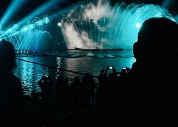 Show das águas, único no Brasil, com destaque das projeções 3D de cinema