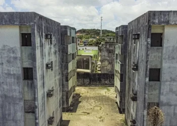 Prédios-caixão em Janga, região metropolitana de Recife