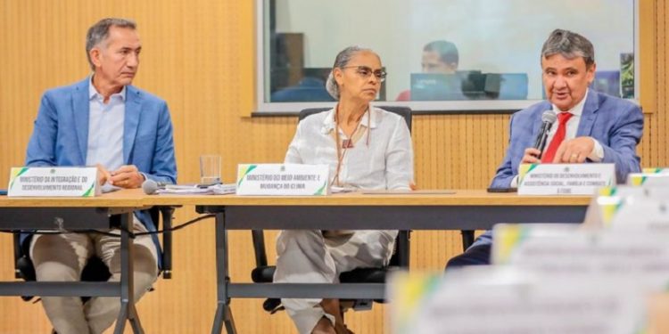 Os ministros Waldez Góes (Integração e Desenvolvimento Regional), Marina Silva (Meio Ambiente e Mudança do Clima) e Wellington Dias (Desenvolvimento e Assistência Social) durante a reunião técnica desta terça-feira (5) - Foto: Roberta Aline/ MDS Os ministros Waldez Góes (Integração e Desenvolvimento Regional), Marina Silva (Meio Ambiente e Mudança do Clima) e Wellington Dias (Desenvolvimento e Assistência Social) durante a reunião técnica desta terça-feira (5) - Foto: Roberta Aline/ MDS
