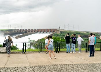 Vertedouro aberto encantou os turistas. Foto: Sara Cheida/Itaipu Binacional