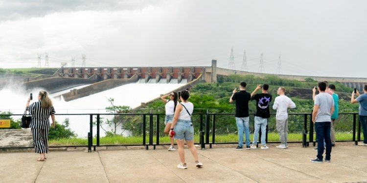 Vertedouro aberto encantou os turistas. Foto: Sara Cheida/Itaipu Binacional Vertedouro aberto encantou os turistas. Foto: Sara Cheida/Itaipu Binacional