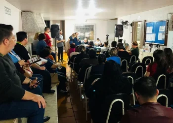 Servidores do município, de diversas categorias, participram da assembleia conjunta entre Sinprefi e Sismufi, dia 13 de maio. (Assessoria)