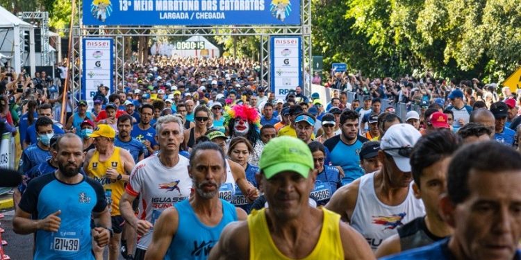 Mais de quatro mil corredores participaram da 13ª Meia Maratona das Cataratas neste domingo (20) no Parque Nacional do Iguaçu. Imagem: Marcos Labanca Mais de quatro mil corredores participaram da 13ª Meia Maratona das Cataratas neste domingo (20) no Parque Nacional do Iguaçu. Imagem: Marcos Labanca