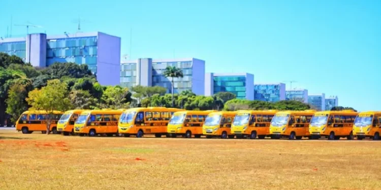 Ao longo do dia,`ônibus estão em apresentação a população na Esplanada dos Monistérios em frente ao MEC - Foto: Estevam Rafael/Secom PR Ao longo do dia,`ônibus estão em apresentação a população na Esplanada dos Monistérios em frente ao MEC - Foto: Estevam Rafael/Secom PR