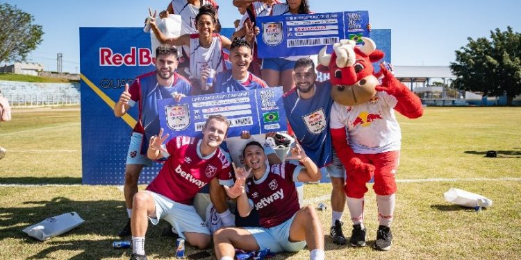 'As que ninguém quer' (feminino) e 'Os Guri FC' (misto), nas categorias feminina e mista vencem o Red Bull Quatro em Quadra (Crédito: Marcelo Maragni / Red Bull Content Pool) 'As que ninguém quer' (feminino) e 'Os Guri FC' (misto), nas categorias feminina e mista vencem o Red Bull Quatro em Quadra (Crédito: Marcelo Maragni / Red Bull Content Pool)
