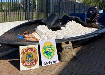 Agroquímicos são apreendidos ainda na embarcação, na região do Lago de Itaipu, cuja extensão abrange a fronteira entre o Brasil e o Paraguai. - Crédito da foto: Comunicação Social do BPFron