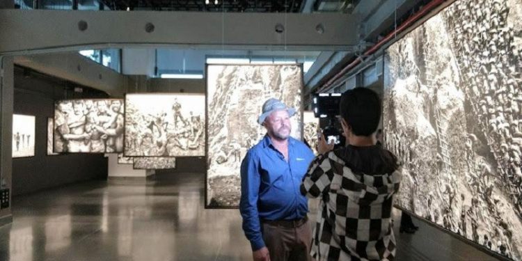 Etevaldo Arantes na exposição de Sebastião Salgado, “Gold – Mina de Ouro Serra Pelada”, no Sesc Av. Paulista, em 2019
Foto: Paulo Roberto Ferreira Etevaldo Arantes na exposição de Sebastião Salgado, “Gold – Mina de Ouro Serra Pelada”, no Sesc Av. Paulista, em 2019
Foto: Paulo Roberto Ferreira