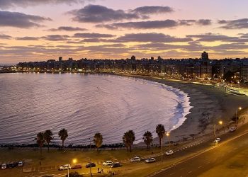 O belo visual das praias da cidade também é uma atração e tanto para os turistas Envato Elements