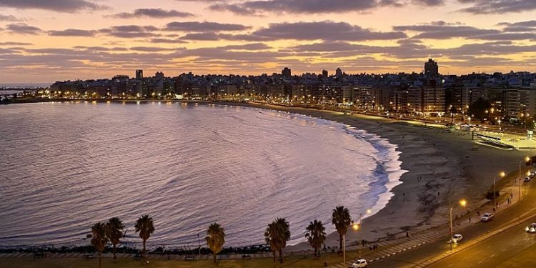 O belo visual das praias da cidade também é uma atração e tanto para os turistas Envato Elements O belo visual das praias da cidade também é uma atração e tanto para os turistas Envato Elements
