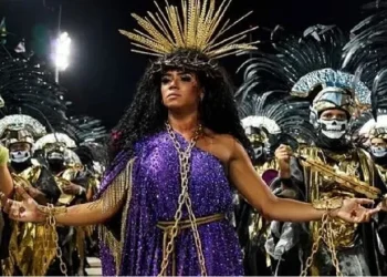 A rainha de bateria da Mangueira, Evelyn Bastos, representou Jesus mulher -  Créditos: Reprodução/TV Globo