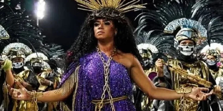 A rainha de bateria da Mangueira, Evelyn Bastos, representou Jesus mulher -  Créditos: Reprodução/TV Globo