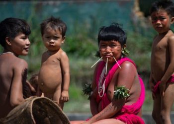 Organização Yanomami relata que garimpeiros exigem sexo em troca de comida. Foto: Andressa Anholete / Getty Images