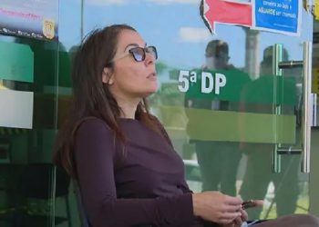 Mulher sem máscara é levada para delegacia no DF após tentar entrar em supermercado — Foto: TV Globo/Reprodução