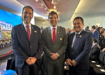 Enio Verri (à esquerda) e os diretores da ENBpar Luis Fernando Paroli Santos (diretor presidente) e Wander Azevedo (Diretor de Comercialização de Energia, Projetos Estratégicos e Estudos de Mercado). Foto: Newton Almeida / Itaipu Binacional