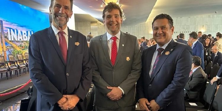 Enio Verri (à esquerda) e os diretores da ENBpar Luis Fernando Paroli Santos (diretor presidente) e Wander Azevedo (Diretor de Comercialização de Energia, Projetos Estratégicos e Estudos de Mercado). Foto: Newton Almeida / Itaipu Binacional