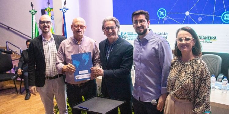 Representantes da ACIFI, do Iguassu Valley e do POD assinam parceria para o Summit Iguassu Valley - Foto Divulgação Representantes da ACIFI, do Iguassu Valley e do POD assinam parceria para o Summit Iguassu Valley - Foto Divulgação