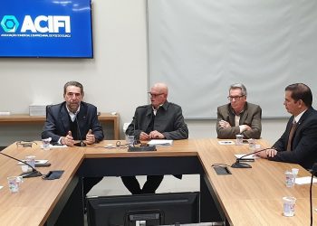 Enio Verri, Danilo Vendrusculo, Rodiney Alamini e André Pepitone em recente reunião na ACIFI - Foto Divulgação