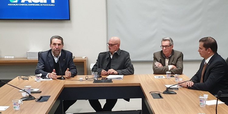 Enio Verri, Danilo Vendrusculo, Rodiney Alamini e André Pepitone em recente reunião na ACIFI - Foto Divulgação Enio Verri, Danilo Vendrusculo, Rodiney Alamini e André Pepitone em recente reunião na ACIFI - Foto Divulgação