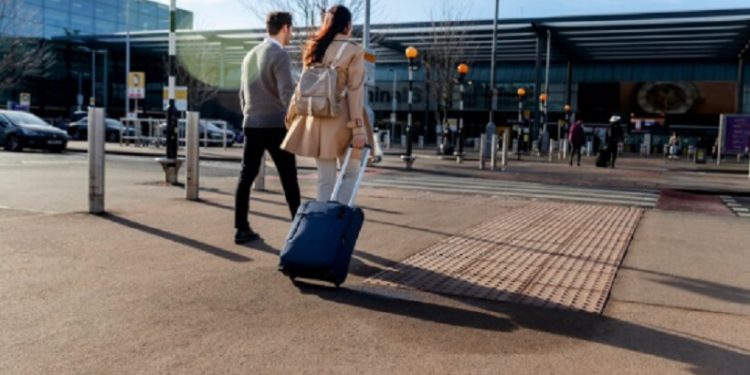 Descrição da Imagem (ALT) - Um casal caminhando em direção ao aeroporto Fonte: freepik Descrição da Imagem (ALT) - Um casal caminhando em direção ao aeroporto Fonte: freepik