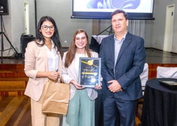 Amabily Fruttos e Rafaela Buono, técnicas do Observatório Social em Foz do Iguaçu, recebem o prêmio do presidente da Rede OSB, Jean Pedroso – foto: Divulgação/OSB