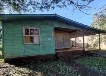 Casa de madeira incluída em um dos lotes do leilão. Foto: Kronberg Leilões