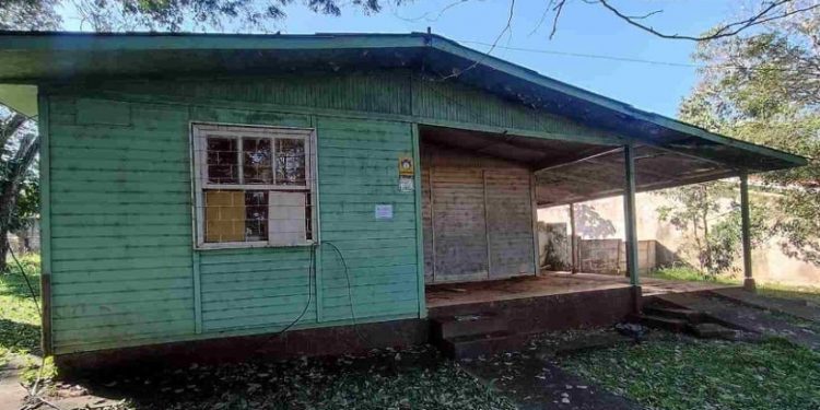 Casa de madeira incluída em um dos lotes do leilão. Foto: Kronberg Leilões Casa de madeira incluída em um dos lotes do leilão. Foto: Kronberg Leilões