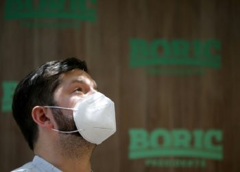 Gabriel Boric, candidato à presidência do Chile, em entrevista coletiva em Santiago, em 26 de novembro de 2021 - Foto: AFP/Pablo Vera