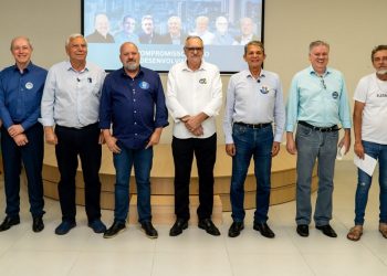 Os sete candidatos a prefeito de Foz do Iguaçu, ladeados por Carlos Silva e Fernando Castro Alves, do Codefoz – foto: Marcos Labanca