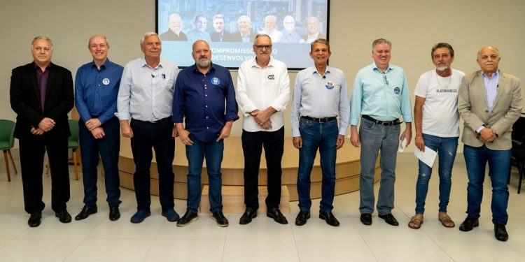 Os sete candidatos a prefeito de Foz do Iguaçu, ladeados por Carlos Silva e Fernando Castro Alves, do Codefoz – foto: Marcos Labanca Os sete candidatos a prefeito de Foz do Iguaçu, ladeados por Carlos Silva e Fernando Castro Alves, do Codefoz – foto: Marcos Labanca