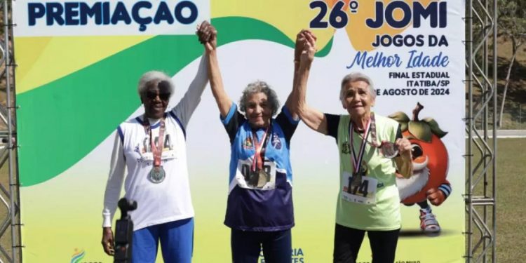 Dona Filó no pódio da competição
Dona Filó no pódio da competição