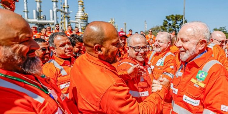 O presidente Lula ao lado de trabalhadores que foram recontratados com a decisão de retomar atividades na fábrica de fertilizantes. Foto: Ricardo Stuckert / PR O presidente Lula ao lado de trabalhadores que foram recontratados com a decisão de retomar atividades na fábrica de fertilizantes. Foto: Ricardo Stuckert / PR