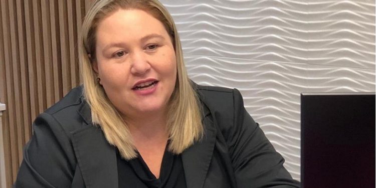 Presidente do Sinprefi, Viviane Dotto, considera que pendência de quase R$ 7 milhões é um sinal de alerta bastante preocupante. (Foto Assessoria Sinprefi)