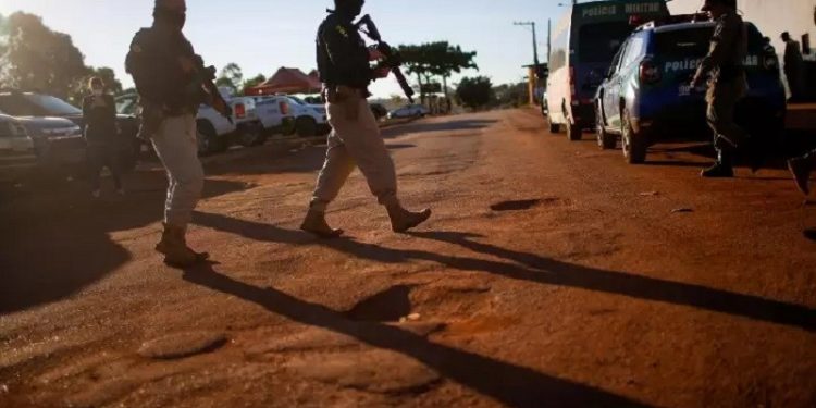 Policiais durante as ações de busca por Lázaro Barbosa de Sousa em Cocalzinho, Goiás, no dia 22 de junho - Adriano Machado / Reuters Policiais durante as ações de busca por Lázaro Barbosa de Sousa em Cocalzinho, Goiás, no dia 22 de junho - Adriano Machado / Reuters