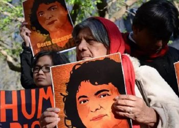Vigília em homenagem à Berta Cáceres, ambientalista assassinada em Honduras, em frente à Organização dos Estados Americanos, Washington, EUA, em 5 de abril de 2016 [Daniel Cima/CIDH]