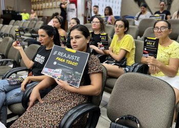 Professores da rede pública municipal de ensino de Foz manifestam posicionamento contrário ao pagamento do Completivo Salarial. - Foto: Assessoria
