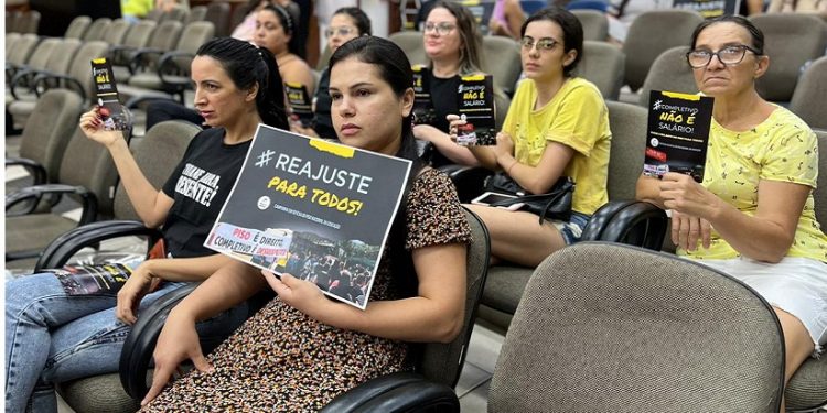 Professores da rede pública municipal de ensino de Foz manifestam posicionamento contrário ao pagamento do Completivo Salarial. - Foto: Assessoria Professores da rede pública municipal de ensino de Foz manifestam posicionamento contrário ao pagamento do Completivo Salarial. - Foto: Assessoria