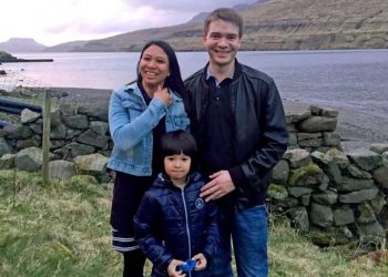 Athaya Slaetalid com o marido Jan e seu filho Jacob — Foto: BBC