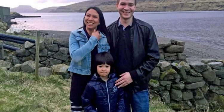 Athaya Slaetalid com o marido Jan e seu filho Jacob — Foto: BBC Athaya Slaetalid com o marido Jan e seu filho Jacob — Foto: BBC