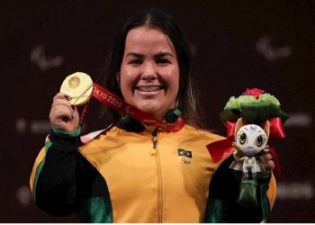 Mariana D’Andrea fez história e mostra a sua medalha dourada conquistada nos Jogos Paralímpicos de Tóquio/Foto: Takuma Matsushita/CPB