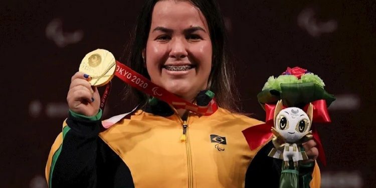 Mariana D’Andrea fez história e mostra a sua medalha dourada conquistada nos Jogos Paralímpicos de Tóquio/Foto: Takuma Matsushita/CPB