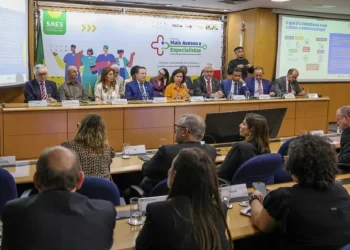 A ministra da Saúde, Nísia Trindade, durante apresentação da estratégia do Programa Mais Acesso a Especialistas, que visa dar mais agilidade ao processo para marcação de consultas e realização de exames no SUS - Foto: Valter Campanato/Agência Brasil