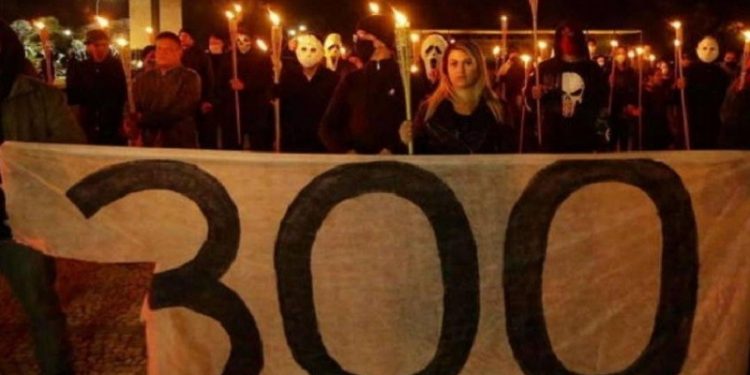 Manifestação do grupo 300 do Brasil, de extrema direita, em frente ao Supremo Tribunal Federal em maio de 2020. Foto: Reprodução Manifestação do grupo 300 do Brasil, de extrema direita, em frente ao Supremo Tribunal Federal em maio de 2020. Foto: Reprodução