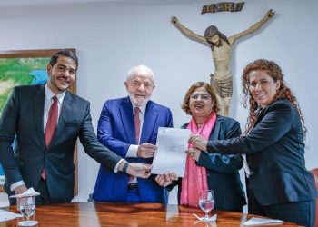 Presidente Lula assinou, nesta segunda-feira (4), parecer vinculante da AGU que deverá ser seguido por toda a Administração Pública Federal Direta e Indireta - Foto: Ricardo Stuckert/PR