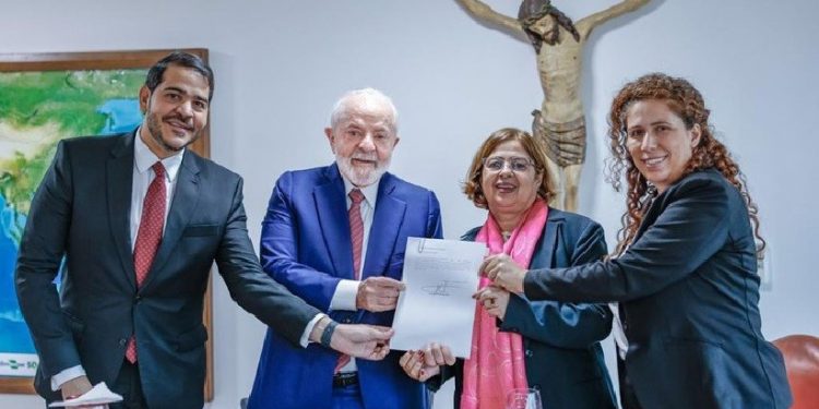 Presidente Lula assinou, nesta segunda-feira (4), parecer vinculante da AGU que deverá ser seguido por toda a Administração Pública Federal Direta e Indireta - Foto: Ricardo Stuckert/PR Presidente Lula assinou, nesta segunda-feira (4), parecer vinculante da AGU que deverá ser seguido por toda a Administração Pública Federal Direta e Indireta - Foto: Ricardo Stuckert/PR