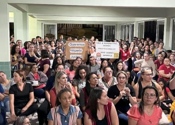Profissionais da educação manifestaram descontentamento com cartazes e gritos pedindo greve. (Fotos Assessoria)