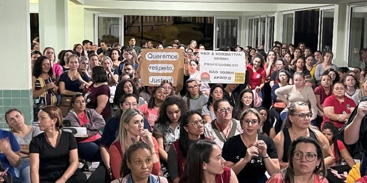 Profissionais da educação manifestaram descontentamento com cartazes e gritos pedindo greve. (Fotos Assessoria) Profissionais da educação manifestaram descontentamento com cartazes e gritos pedindo greve. (Fotos Assessoria)