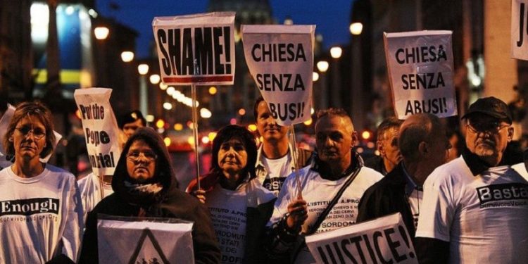 O papa Bento 16 enfrentou protestos de familiares e de vítimas de abuso sexual - Foto: Vincenzo Pinto/Getty Images
