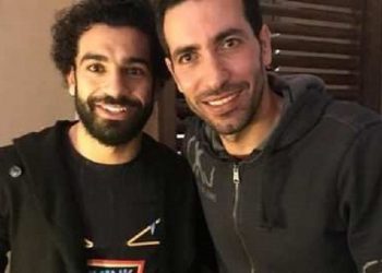 Mohamed Aboutrika, ex-meia e craque da seleção egípcia e seu sucessor, Mohamed Salah, hoje craque do Liverpool e seleção do Egito. Os jogadores são mulçumanos. – Foto: Reprodução/Middle East Eye